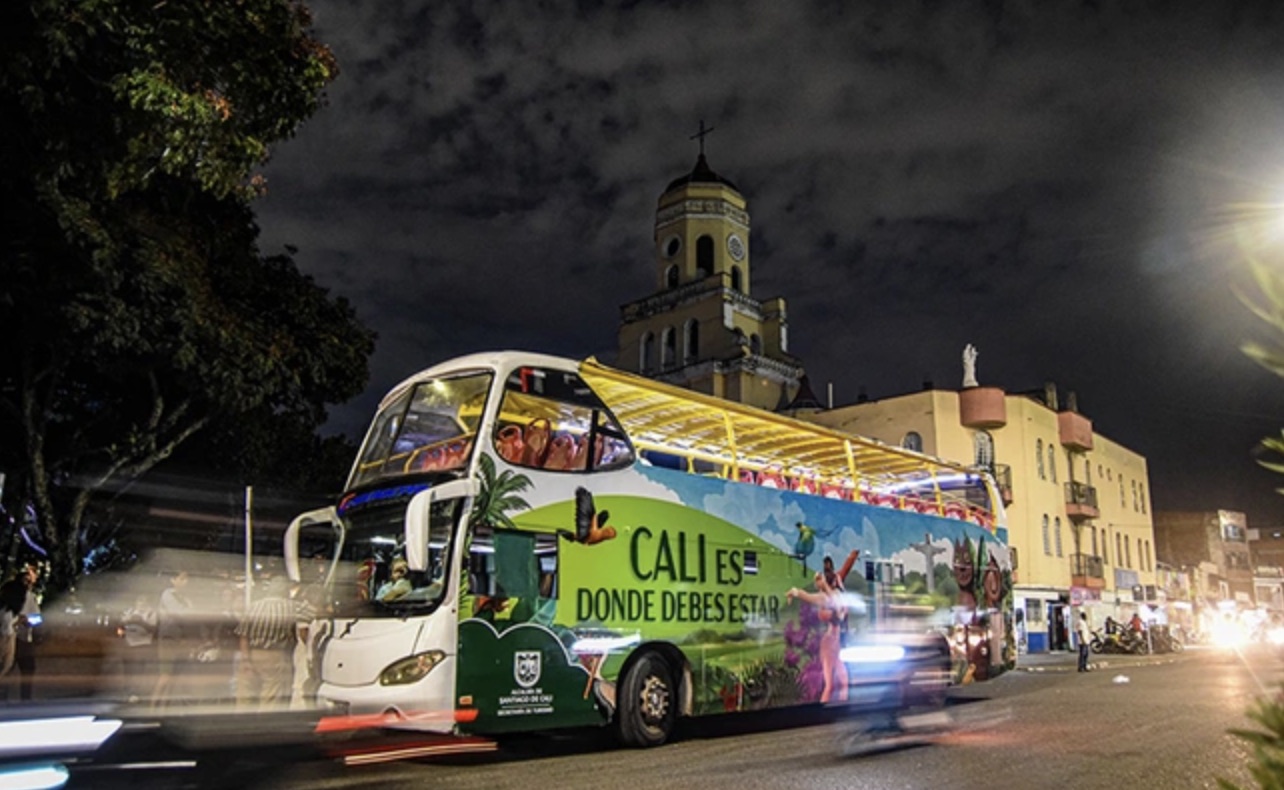 Bus turístico de Cali durante un recorrido nocturno
